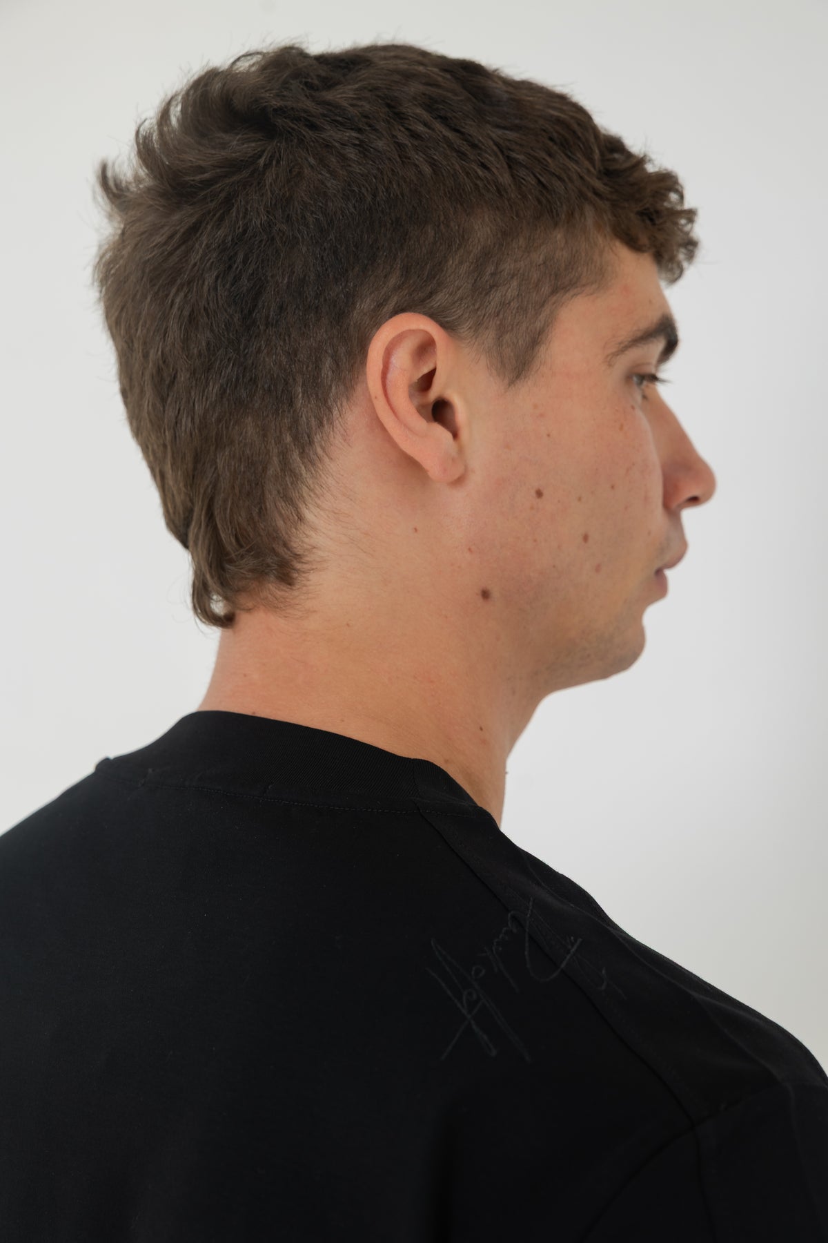 טישרט BLACK DOT לגברים - לוגו עדין