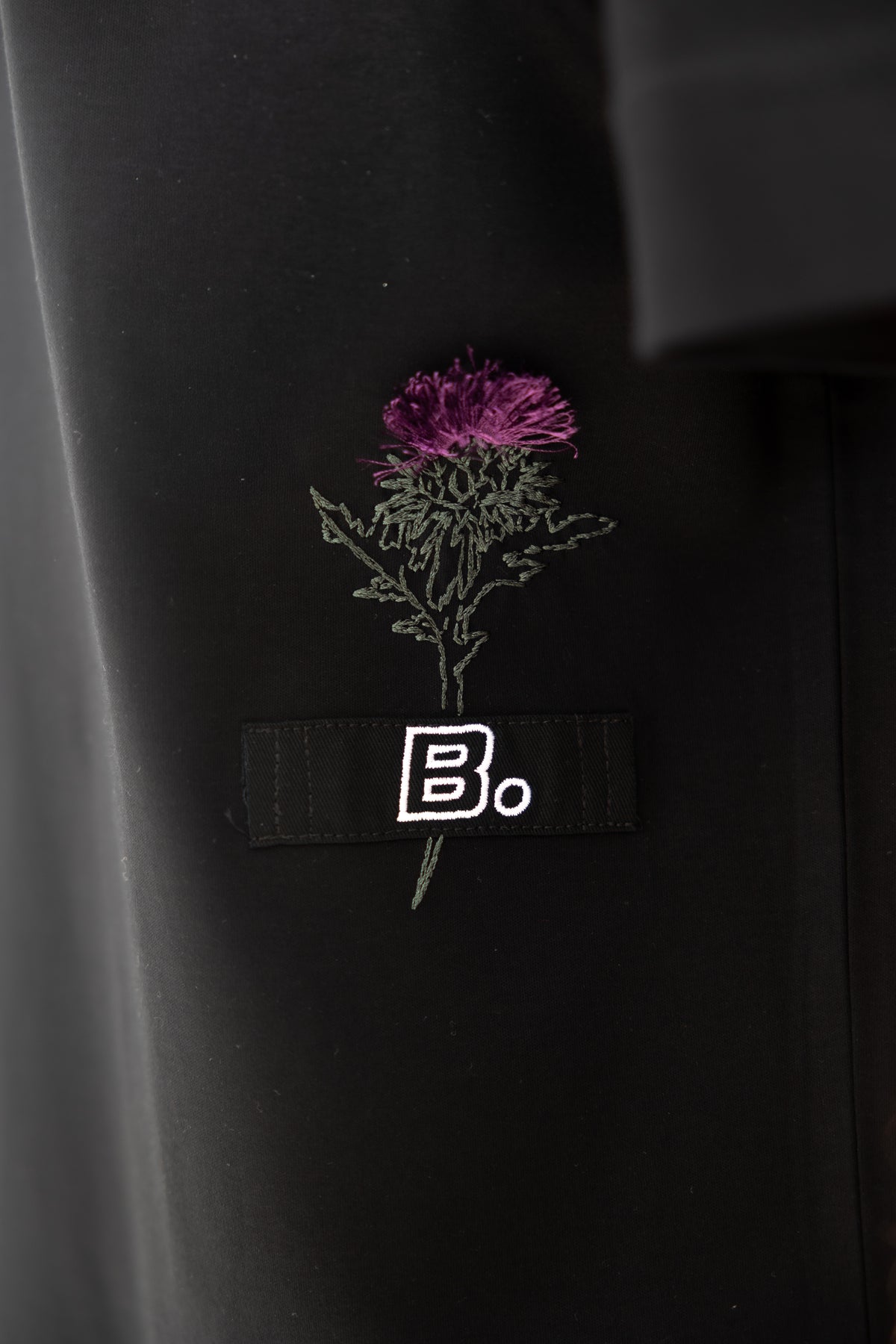טישרט BLACK DOT לגברים - לוגו בחזה